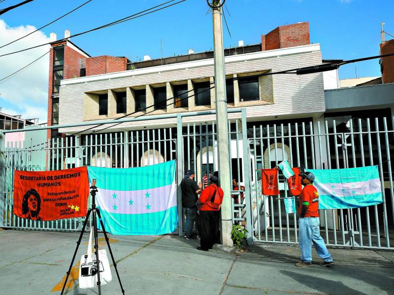 Empleados de la Secretaría de Derechos Humanos han denunciado malos tratos de la ministra Natalie Roque, a quien demandan que renuncie