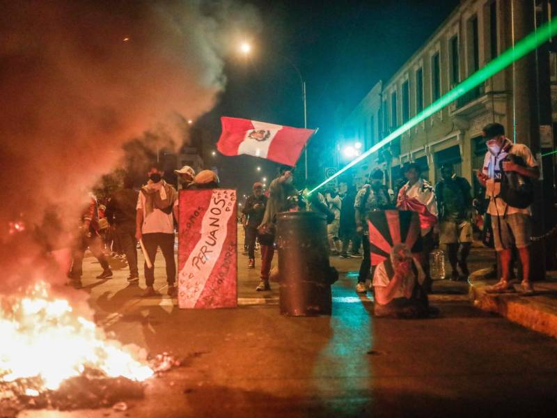 Cientos de manifestantes son vistos en una calle del centro de Lima (Perú), en una fotografía de archivo.