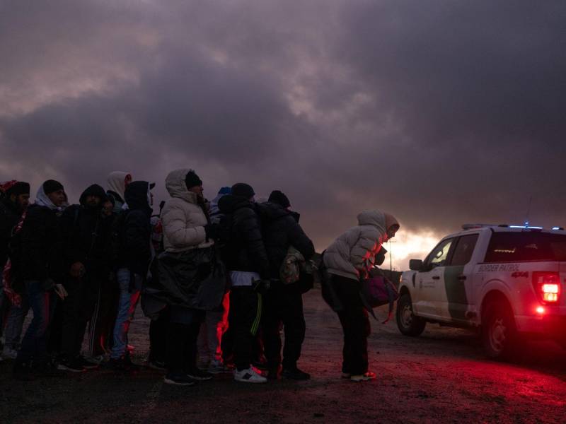 Cientos de migrantes cruzan a diario la frontera sur de EEUU en busca de asilo.