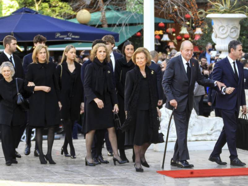 Los reyes eméritos de España, doña Sofía (3d) y don Juan Carlos (2d), acompañados por la princesa Irene de Grecia (i), las infantas Cristina (2i) y Elena (4d) y los hijos de éstas asisten al funeral por el rey Constantino de Grecia, este lunes.