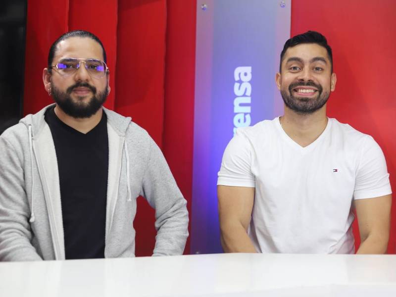 Gerardo Carías “Forni” y Dennis Aguilera en el estudio de Diario LA PRENSA.