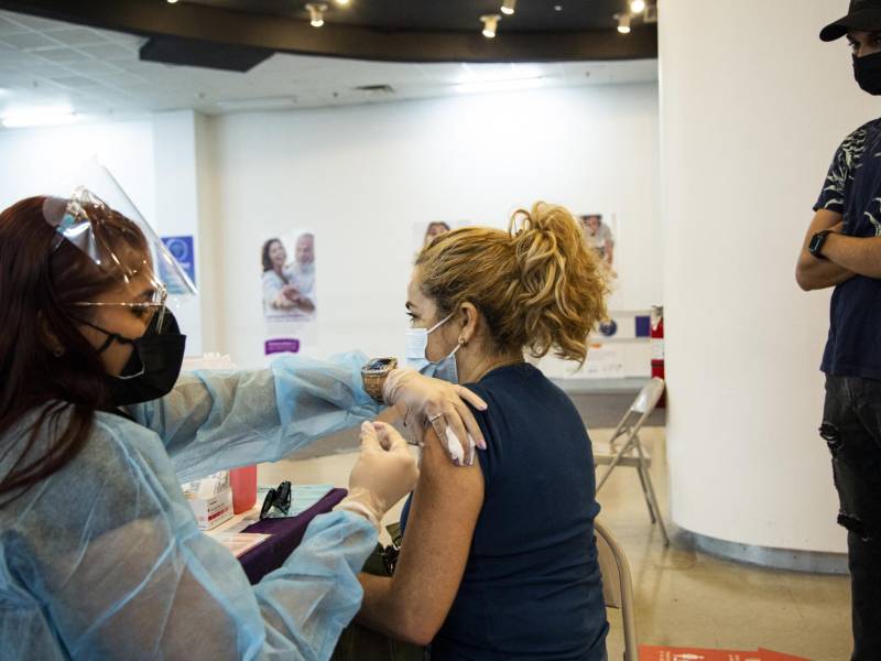 Una mujer recibe un refuerzo de la vacuna de la COVID-19 en San Juan, Puerto Rico, el 20 de mayo de 2022.