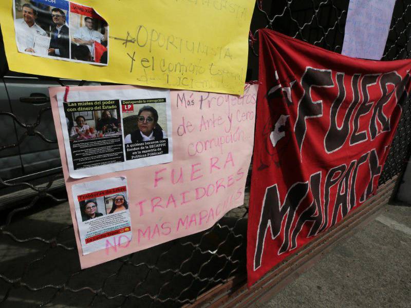 Un grupo de 50 empleados exigieron este lunes con una toma indefinida la renuncia o destitución de Natalie Roque como ministra de la Secretaría de Derechos Humanos (Sedh) en Tegucigalpa, Honduras.