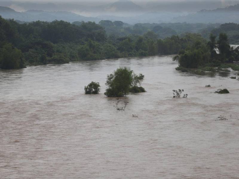 Habitantes están en zozobra en el departamento de Valle, debido a la crecida del caudaloso río Nacaome.