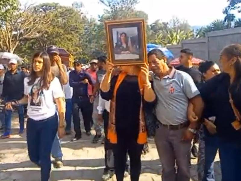 Los restos mortales de Ana Hernández fueron llevados al cementerio de la colonia Aurora den Zambrano, Francisco Morazán.