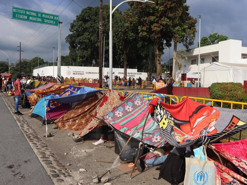 Unos 2,000 migrantes han improvisado desde el martes un campamento en la ciudad mexicana de Tapachula, estado de Chiapas, fronteriza con Guatemala, asentamiento que organizaron en lo que esperan sus documentos de tránsito legal por México.