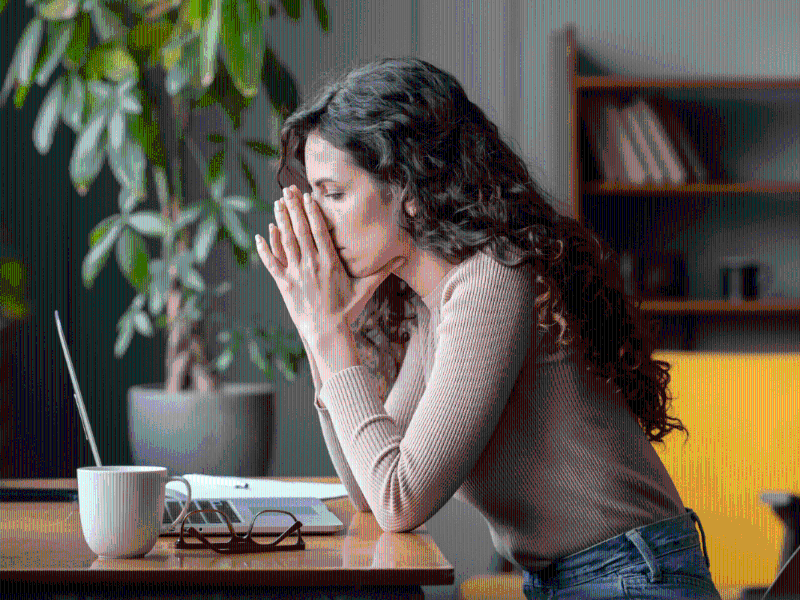 El síndrome del “Burnout” es un conjunto de síntomas que se presentan en una persona como consecuencia de la sobrecarga de trabajo y las presiones que este conlleva.