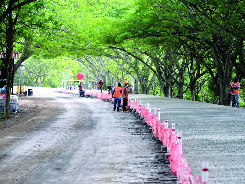 Dos constructoras reconstruyen la carretera que une a Siguatepeque con La Esperanza.