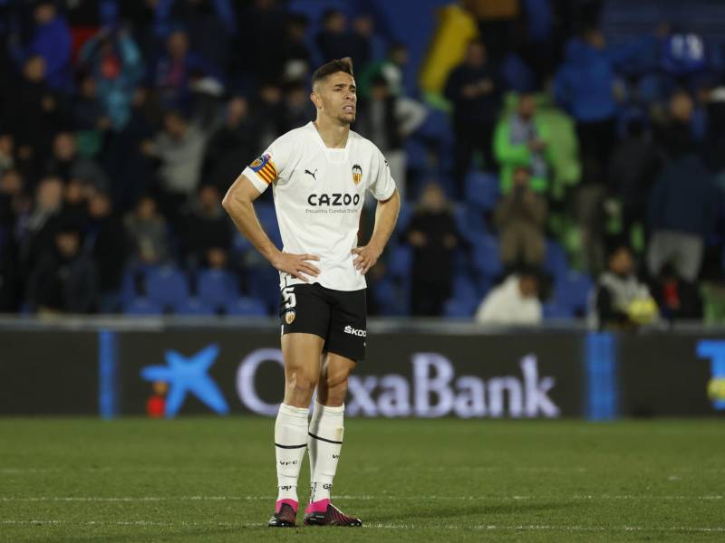 El defensor brasileño Gabriel Paulista del Valencia quedó decepcionado tras la caída ante Getafe.