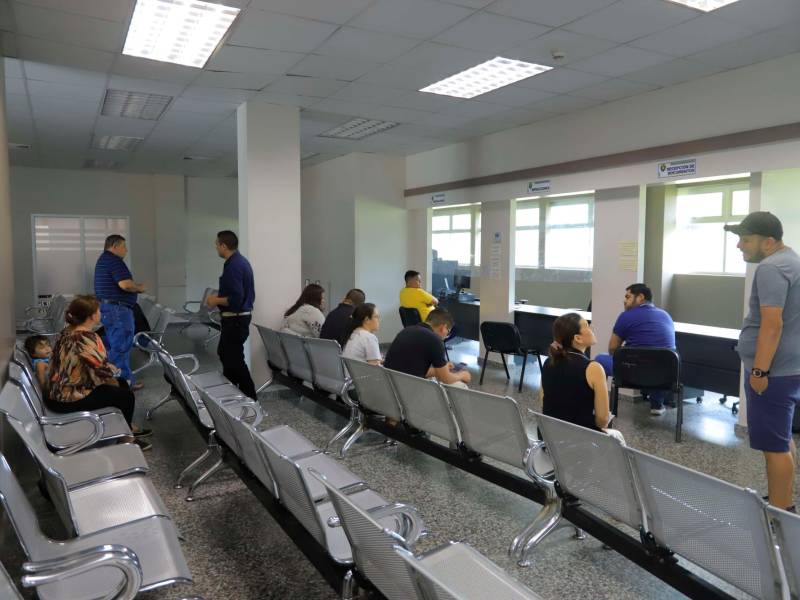 <b><span class=mln_uppercase_mln>Servicios.</span></b> Por pago de esquelas, accidentes, constancias y otros trámites llegan los conductores al plantel de SPS.<span class=mln_uppercase_mln> Foto: Melvin Cubas.</span>