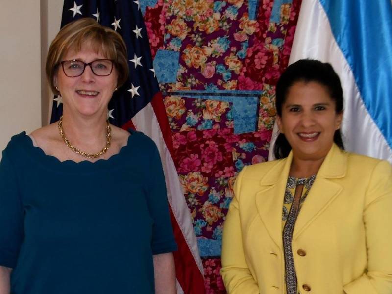 a embajadora de Estados Unidos en Honduras, Laura Dogu, y la diputada Fátima Mena.
