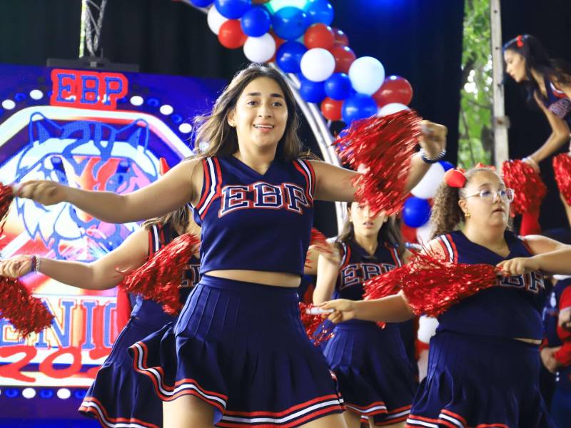 Una jovial y emocionante fiesta se ha desarrollado en el Instituto Bilingüe Episcopal “El Buen Pastor”, donde 36 seniors se dieron cita para culminar su entrada, como previa al comienzo de clases. Los padres de familia y docentes del colegio, así como los demás alumnos de primaria y secundaria presenciaron un show coreográfico, así como la animación del reconocido Dj Luna.