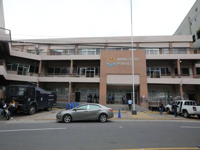El edificio del Ministerio Público permaneció resguardado por policías después que el fiscal general interino Johel Zelaya, se instalara en su puesto.