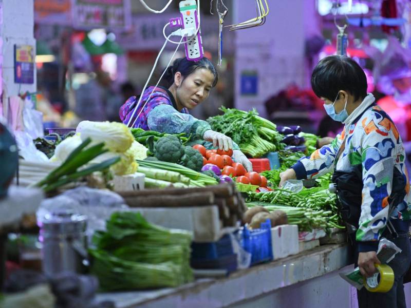 El Gobierno de Xi Jinping pidió a los ciudadanos “almacenar productos básicos” en plena crisis de suministros.