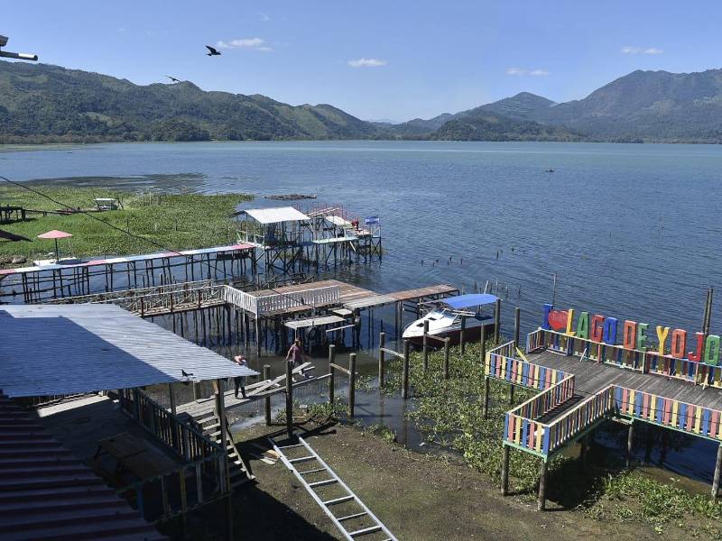 Algunos muelles del Lago de Yojoa ya están siendo desmantelados.