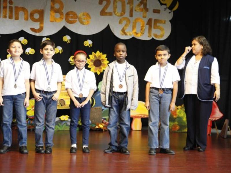 Los alumnos sobresalientes al momento de recibir sus medallas.