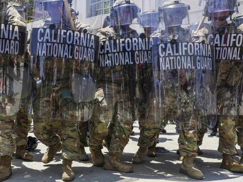 Un escuadron de la Guardia Nacional de California fue captado durante una protesta contra las redadas de inmigración.