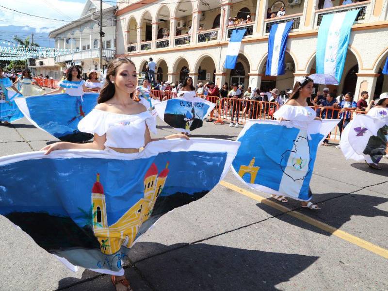 Los países de Centroamérica fueron lucidos por estas hermosas estudiantes en la Ceiba.
