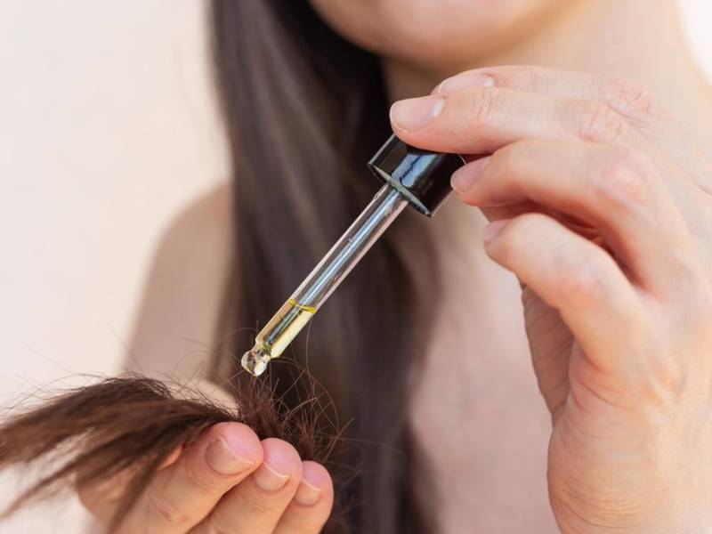 Se debe repartir el champú suavemente y frotar con las palmas de las manos durante 3 o 4 minutos, luego masajear las puntas. Ir mojando el pelo para que se forme espuma, esto hace que el frotamiento no sea tan agresivo.