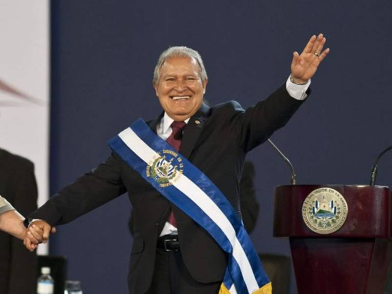 El excomandante guerrillero Salvador Sánchez Cerén, de 69 años, juró este domingo como nuevo presidente de El Salvador, inaugurando el segundo gobierno de izquierda consecutivo en el país y con el desafío de combatir las pandillas y hacer crecer la economía.