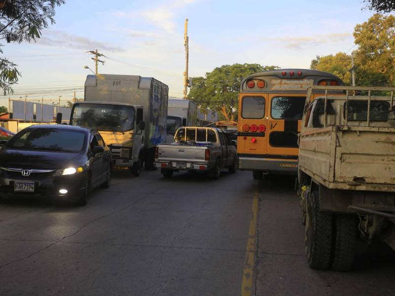 Antes de las 6:00 am se forman fuertes embotellamientos en la salida del sector El Carmen hacia el segundo anillo, esto es a diario. Fotos: Moisés Valenzuela.
