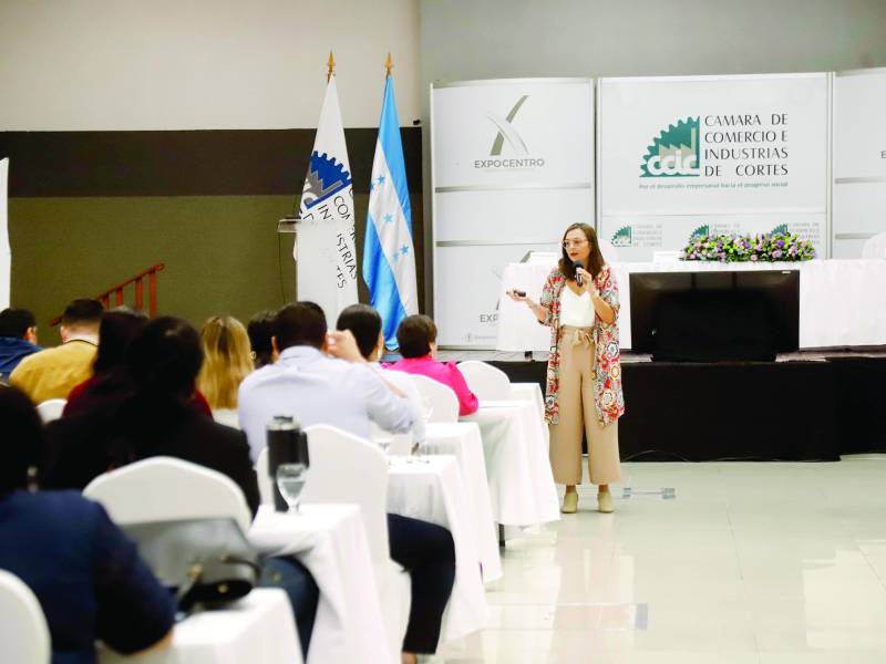 <b>Mas de 80 mipymes participaron en la jornada gratuita, que duró tod</b>o el día. La conferencista colombiana Catalina Atehortua y autoridades de la CCIC, la Digepih y la Ompi. Fotos: Franklin Muñoz