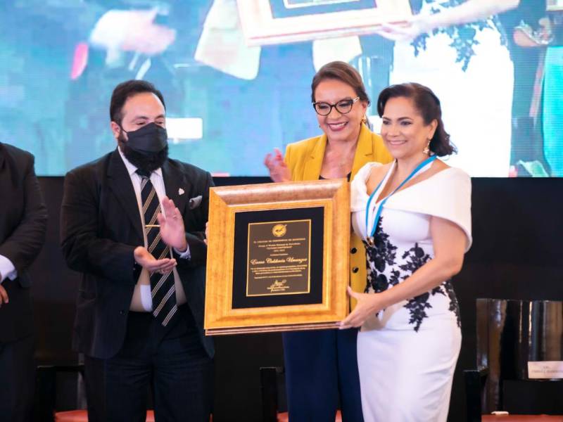 Periodista Enma Calderón, recibe premio Álvaro Contreras 2021-2022 por su destacada trayectoria en las comunicaciones en Honduras.