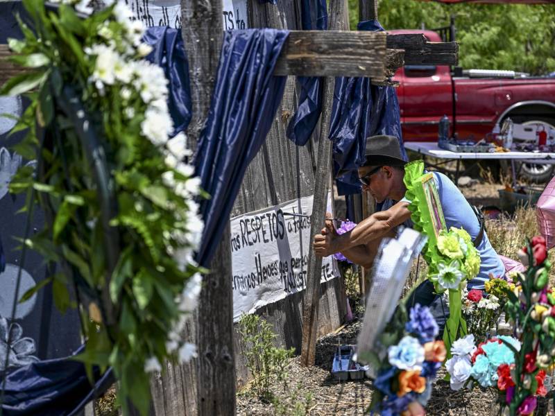 Un memorial fue levantado en el lugar donde fueron encontrados los migrantes fallecidos en un tráiler abandonado.