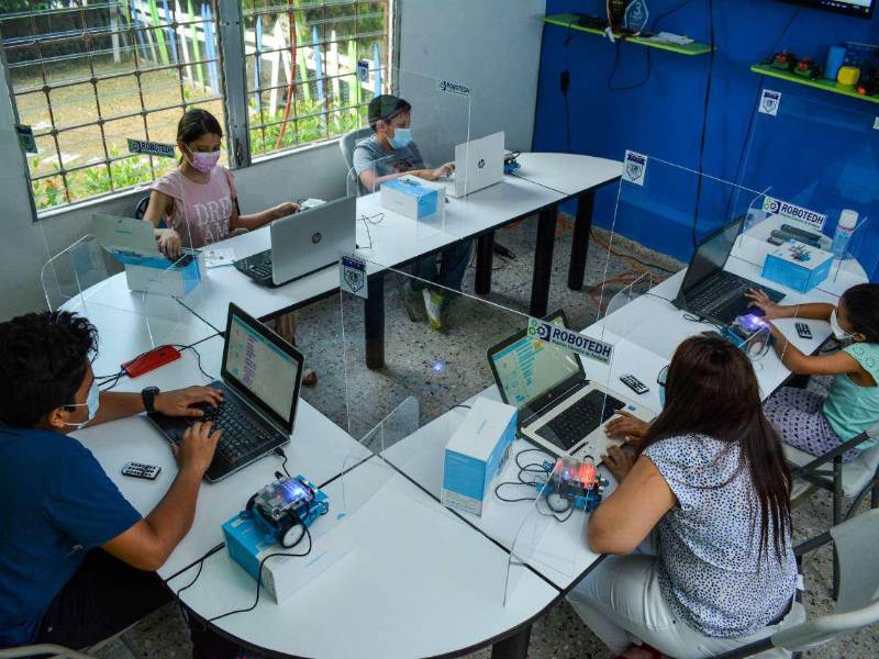 Robotedh ofrece programas de robótica para escuelas y colegios, ha trabajado con centros educativos de San Pedro Sula, El Progreso, Yoro, Tegucigalpa, Comayagua y Siguatepeque.