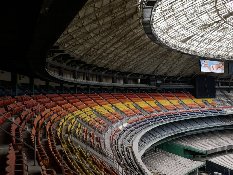 Asientos de muchos colores aún en el Astrodome. Poca gente ha estado adentro desde su cierre. (MARK FELIX para THE NEW YORK TIMES)