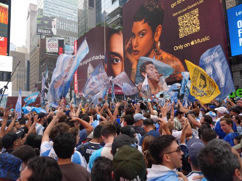 Aficionados de Argentina participan en un banderazo previo a la final de Mundial de la FIFA 2026 en Nueva York (Estados Unidos). EFE/ Octavio Guzmán