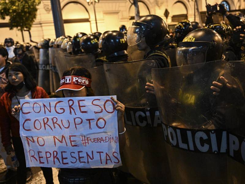 Manifestantes exigen el cierre del Congreso y la liberación de Castillo en violentas protestas que dejan ya siete muertos en Perú.