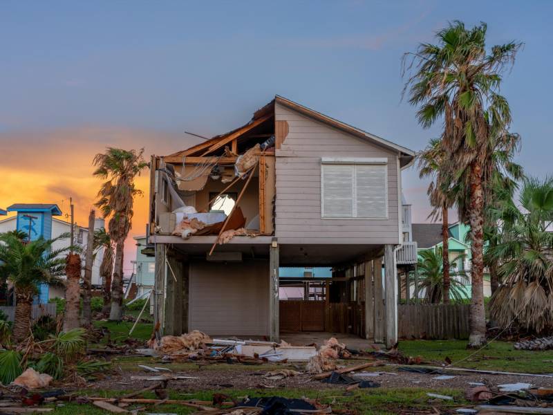 El software predijo correctamente que el huracán Beryl tocaría tierra en Texas. Una casa dañada en Freeport.