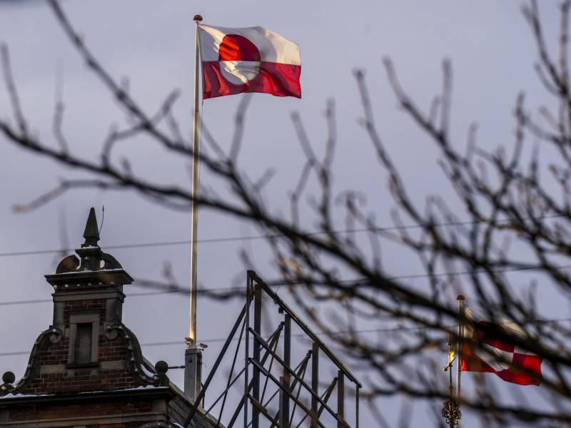 Una bandera de Groenlandia ondea en el castillo de Tivoli en Copenhage.
