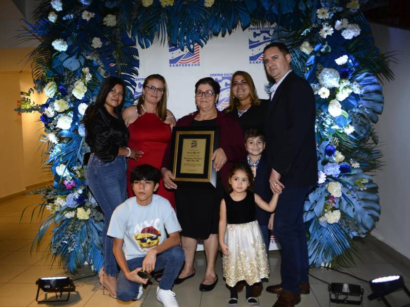 Las homenajeadas, Geissel y Marta, junto a su adorada familia que también fue parte del magno evento.