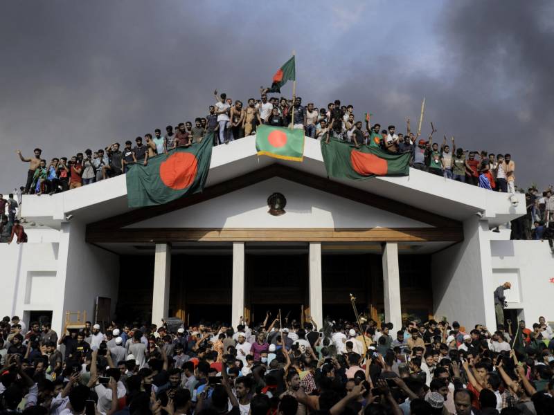 La primera ministra de Bangladés, Sheikh Hasina, huyó este lunes del país que gobernó durante 15 años y los militares anunciaron un “gobierno provisional” tras más de un mes de mortales protestas antigubernamentales en esta nación del sur de Asia.