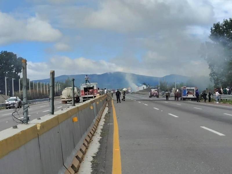 Servicios de emergencia llegan al lugar del accidente del camión con diésel este sábado, en el municipio de Santa Rita Tlahuapan, en Puebla, México.