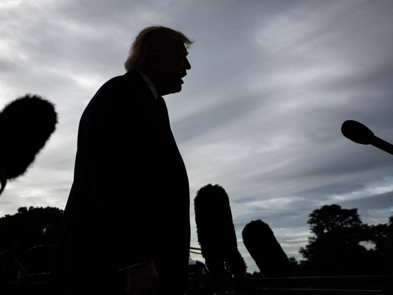 Donald Trump atendiendo a medios de comunicación.