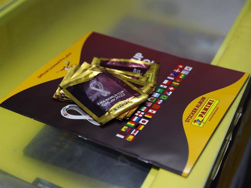 Sobres y álbum del Mundial de Qatar 2022.
