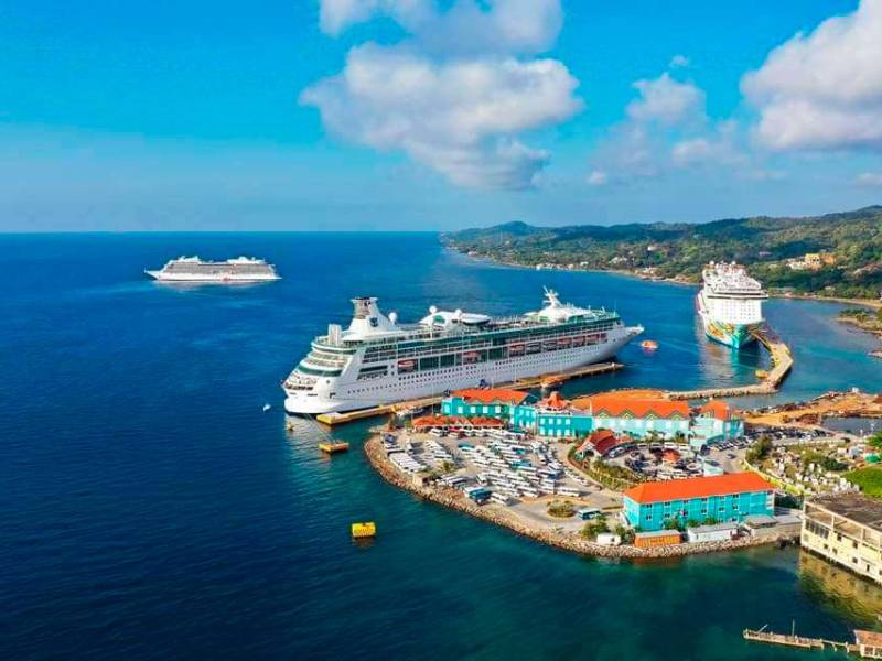 <b><span class=mln_uppercase_mln>Turismo.</span></b> Cada mes la isla de Roatán recibe más cruceros.<span class=mln_uppercase_mln> </span>