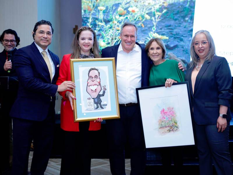 Se entregaron dos presentes al expositor Stephen M. R. Covey como recuerdo de su visita a San Pedro Sula: una pintura del artista Pito Pérez y una caricatura de Darío Banegas.