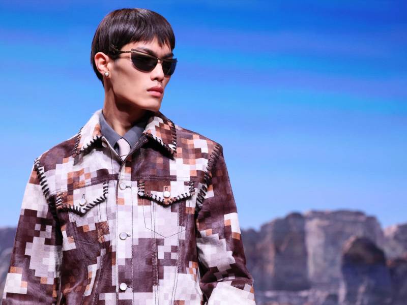 Una modelo presenta una creación para la colección Prêt-à-porter Otoño-Invierno 2024/2025 de Louis Vuitton Menswear en el marco de la Semana de la Moda de París, realizada en París, Francia.