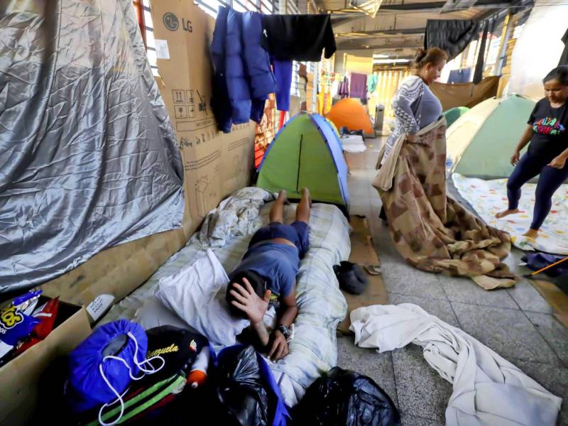 Muchos de los migrantes venezolanos salen a las calles de la capital a pedir dinero. Fotos: Efe