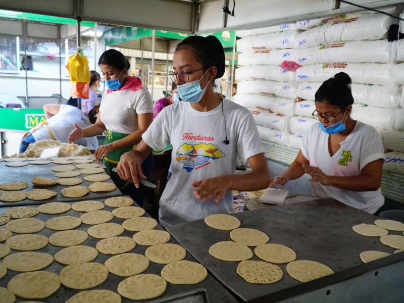 Un puesto hace hasta 5,000 tortillas al día.