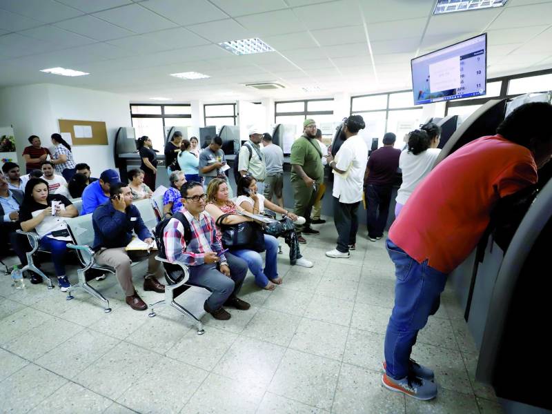 <b>Los hondureños llegan descontentos a la embajada de Costa Rica, mientras los empleados de redoblan esfuerzos.</b>