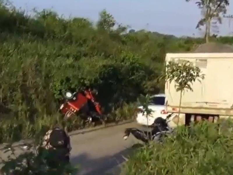 La mototaxi quedó a un costado de la carretera.