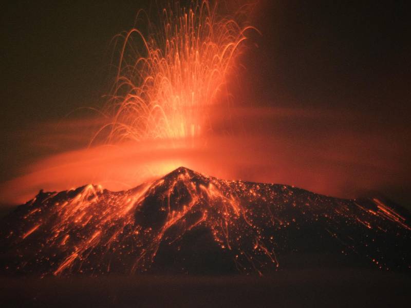 Las autoridades mexicanas elevaron el nivel de alerta para el <b>volcán</b> Popocatépetl (centro), ante una creciente actividad que podría afectar la aviación y a poblaciones incluso alejadas por el lanzamiento de fragmentos.