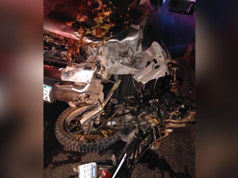 Así quedó la motocicleta en la que se conducían la pareja de esposos que murieron en Trinidad, Santa Bárbara.