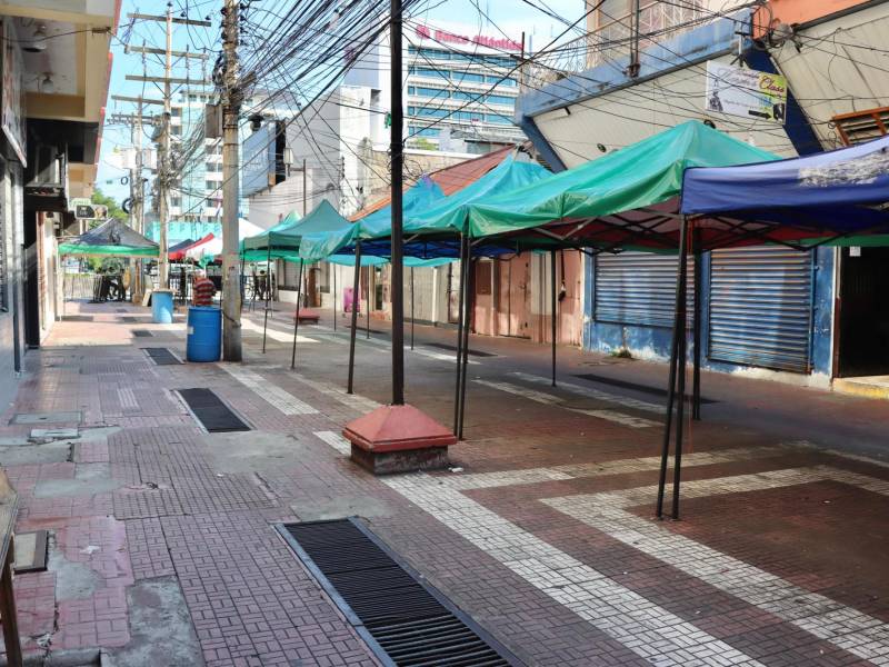 Este miércoles la peatonal fue despejada y las autoridades municipales sostienen una reunión la dirigencia de vendedores quienes plantean sus posiciones y argumentos del porque su malestar ante la acción municipal.