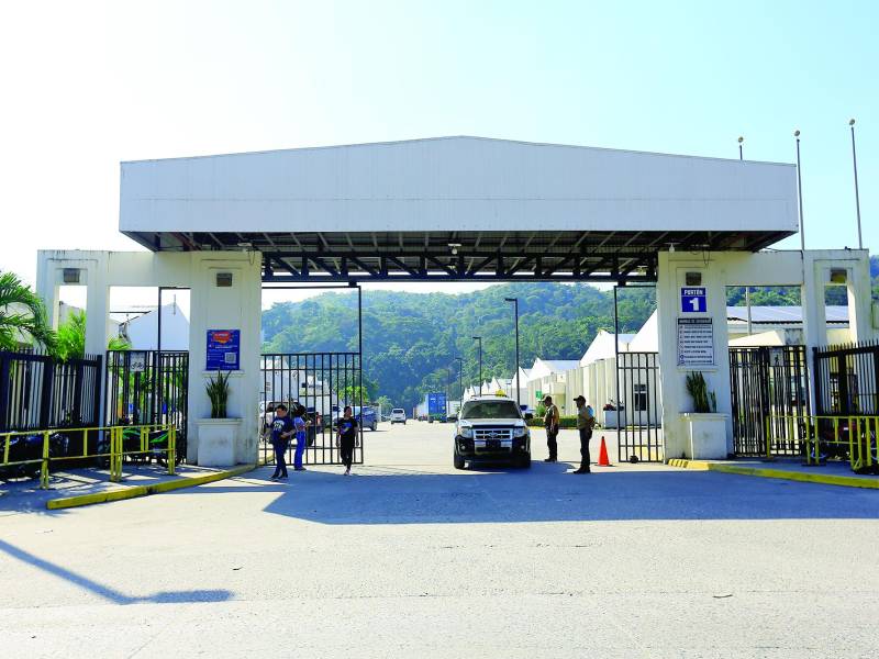 <b>Empleados salen del parque industrial en el municipio de Choloma donde se encuentra la planta de Jerzees Nuevo Día. Fotos: Moisés Valenzuela y Cortesía</b>